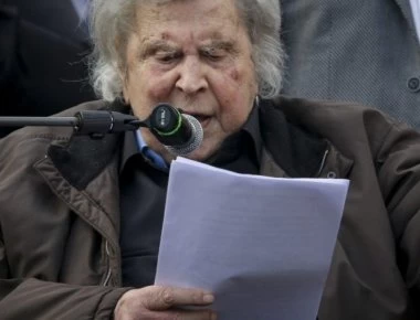 Μ. Θεοδωράκης: Το μήνυμά του στο συλλαλητήριο στο Σύνταγμα - «Να διεξαχθεί δημοψήφισμα»